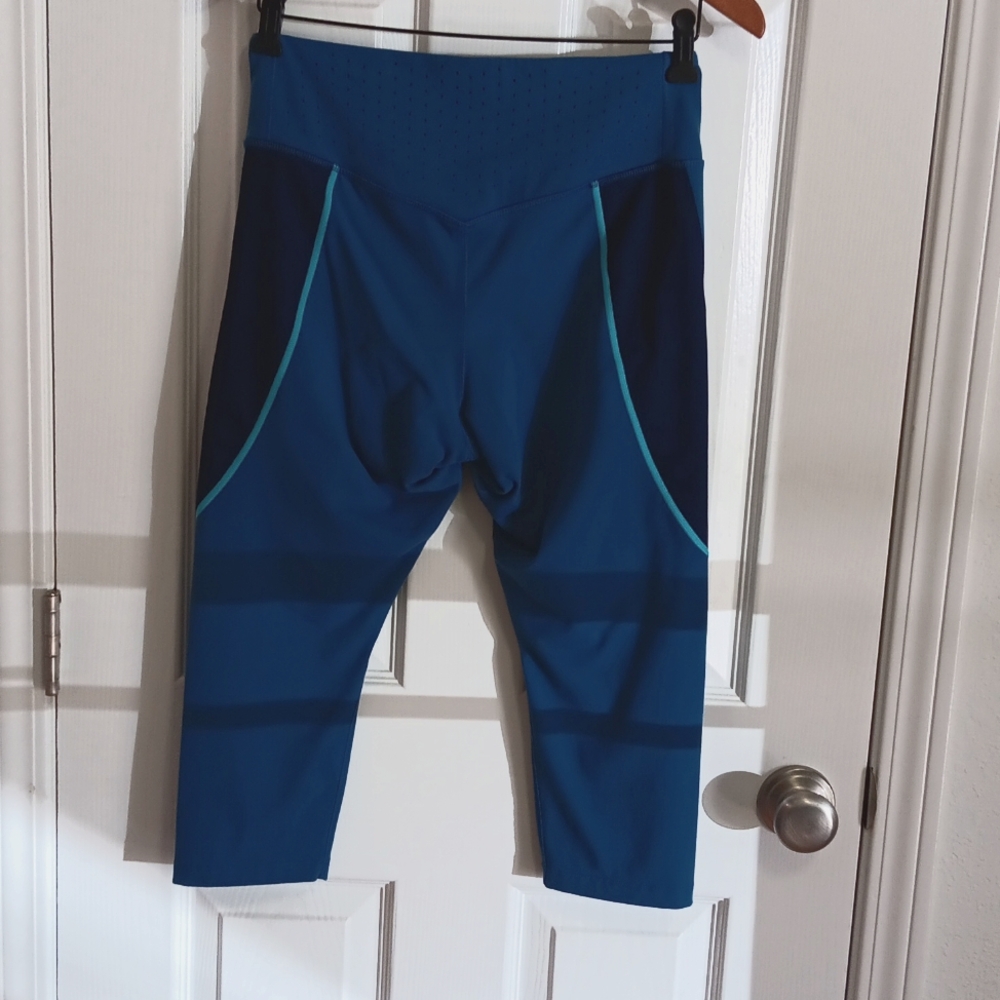NIKE DRI FIT  SIZE L